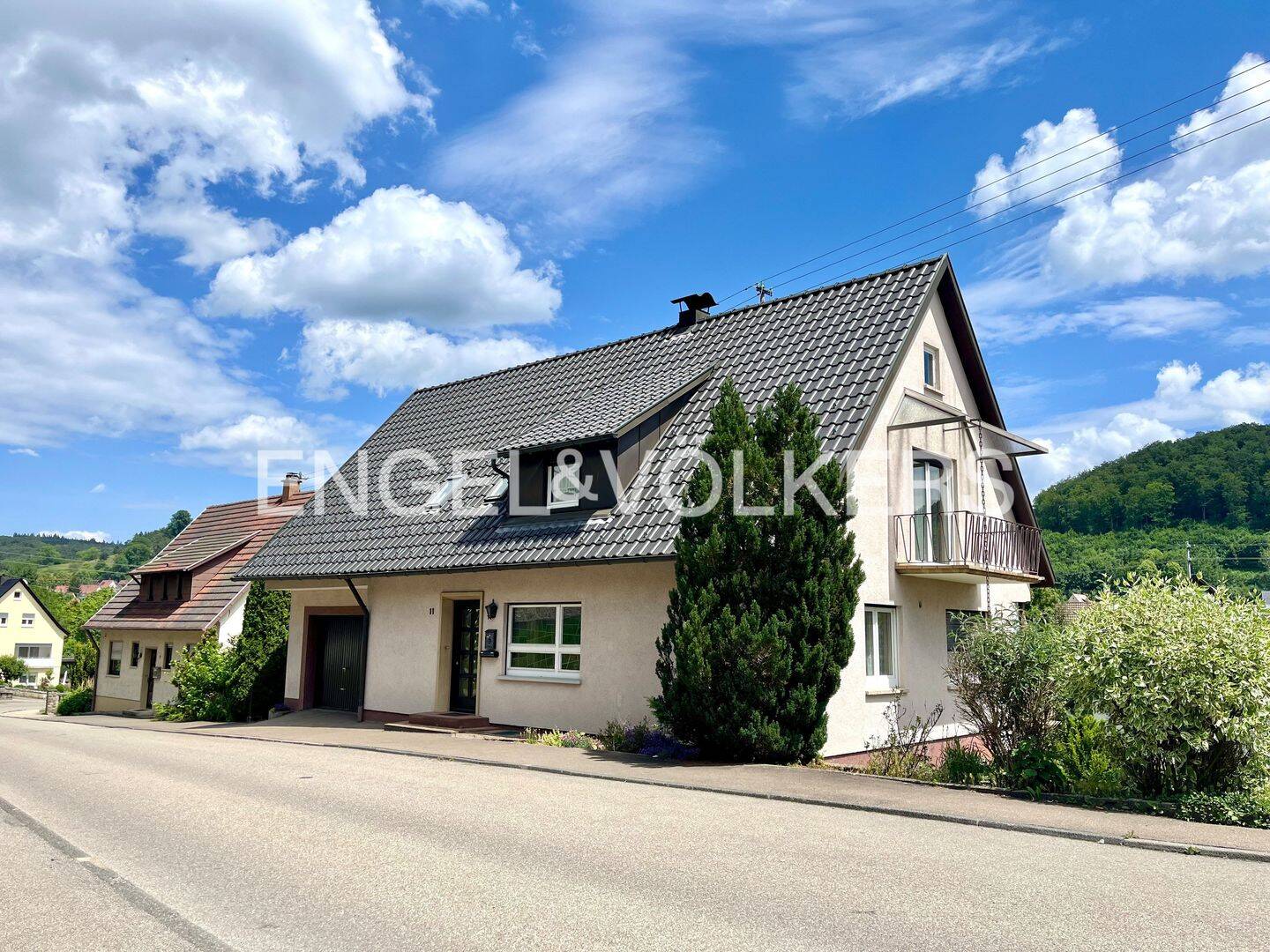 Einfamilienhaus auf drei Ebenen mit neuem Dach (2010), Garage und zwei Balkonen, 72461 Albstadt