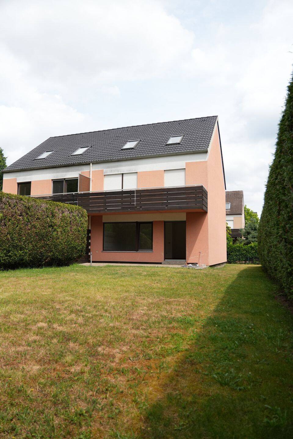 Energetisch modernisierte Doppelhaushälfte mit Dachstudio und Garten am Waldrand, 90455 Nürnberg