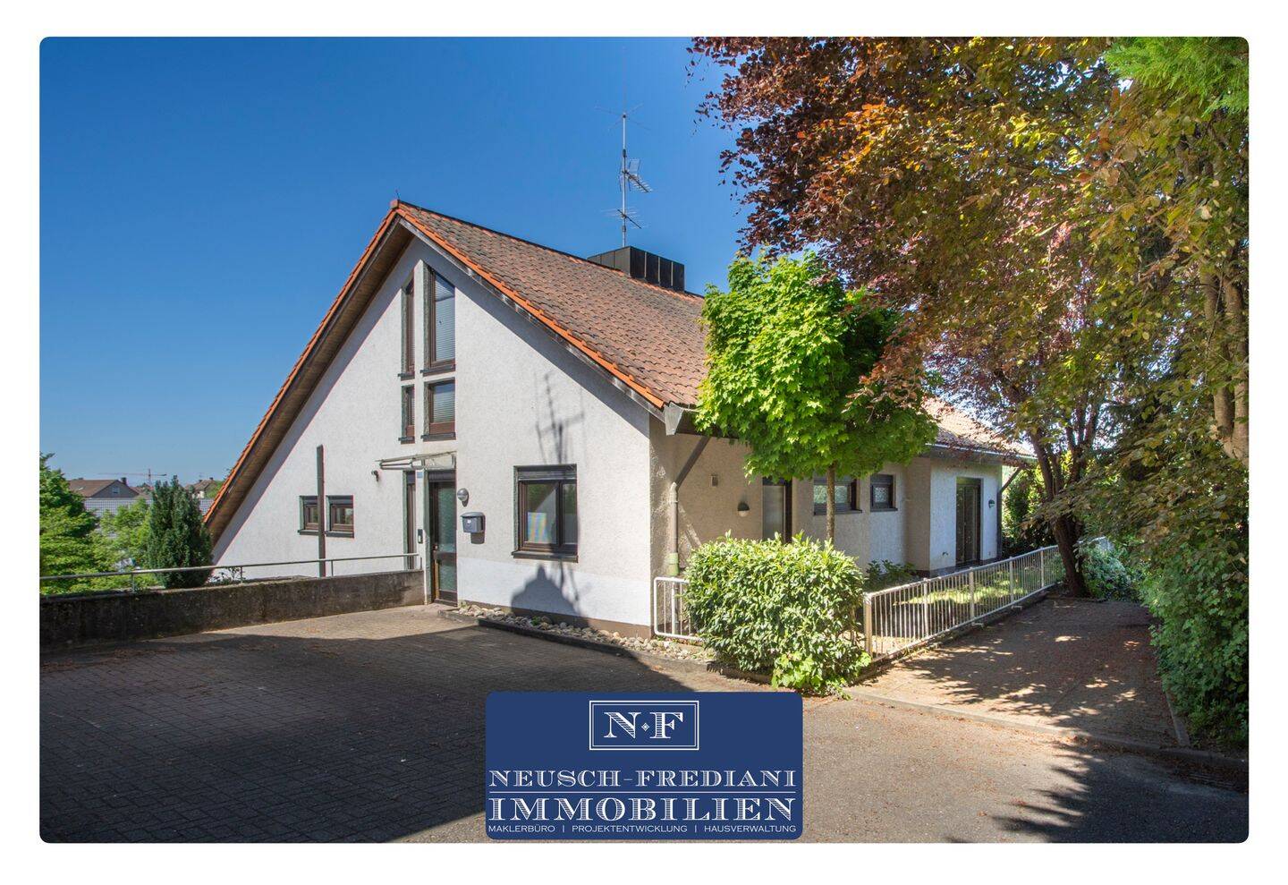Eine Maisonette-Wohnung die sich anfühlt wie ein eigenes Haus mit Top Aussicht, auf 2 Etagen, 3 Stellplätzen, 1 Garagen und 3 Kellerräumen, 77933 Lahr/Schwarzwald