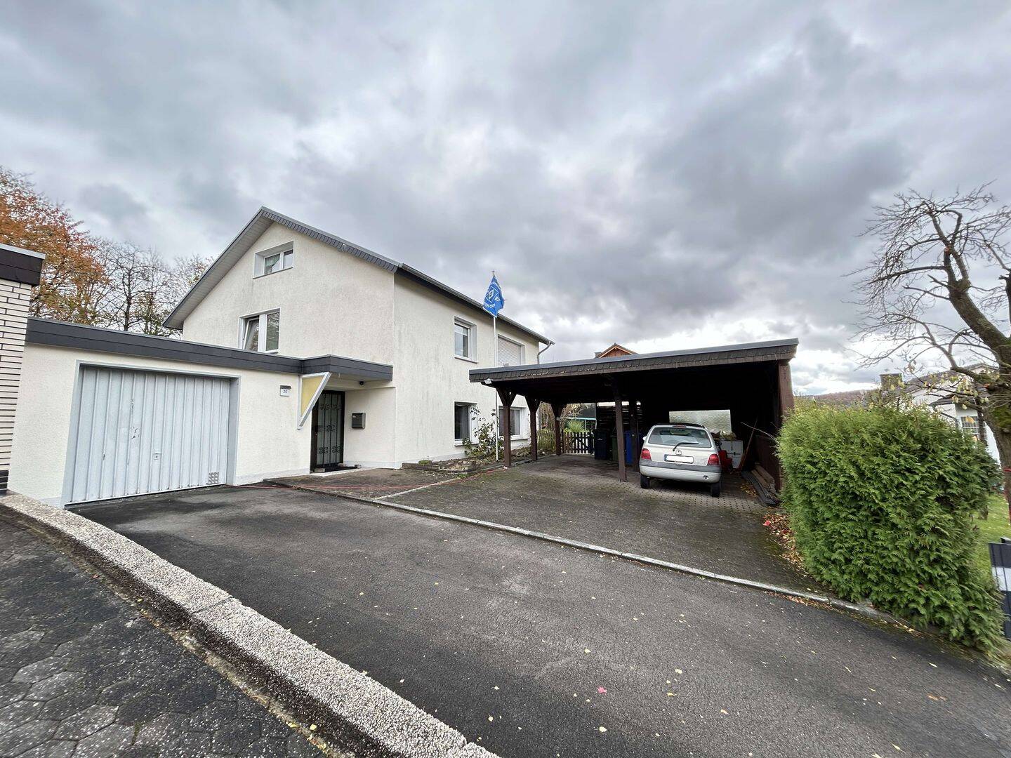 Freistehendes Einfamilienhaus mit Anbau, Garage, Doppelcarport und Garten in Warburg-Rimbeck, 34414 Warburg