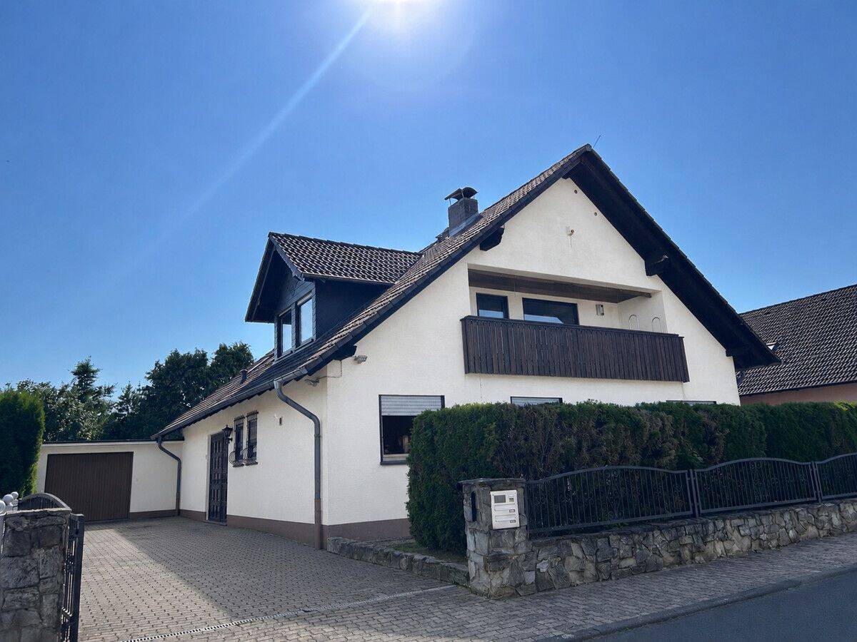 Charmantes Zweifamilienhaus mit großzügigem Platzangebot in Nidderau-Windecken, 61130 Nidderau