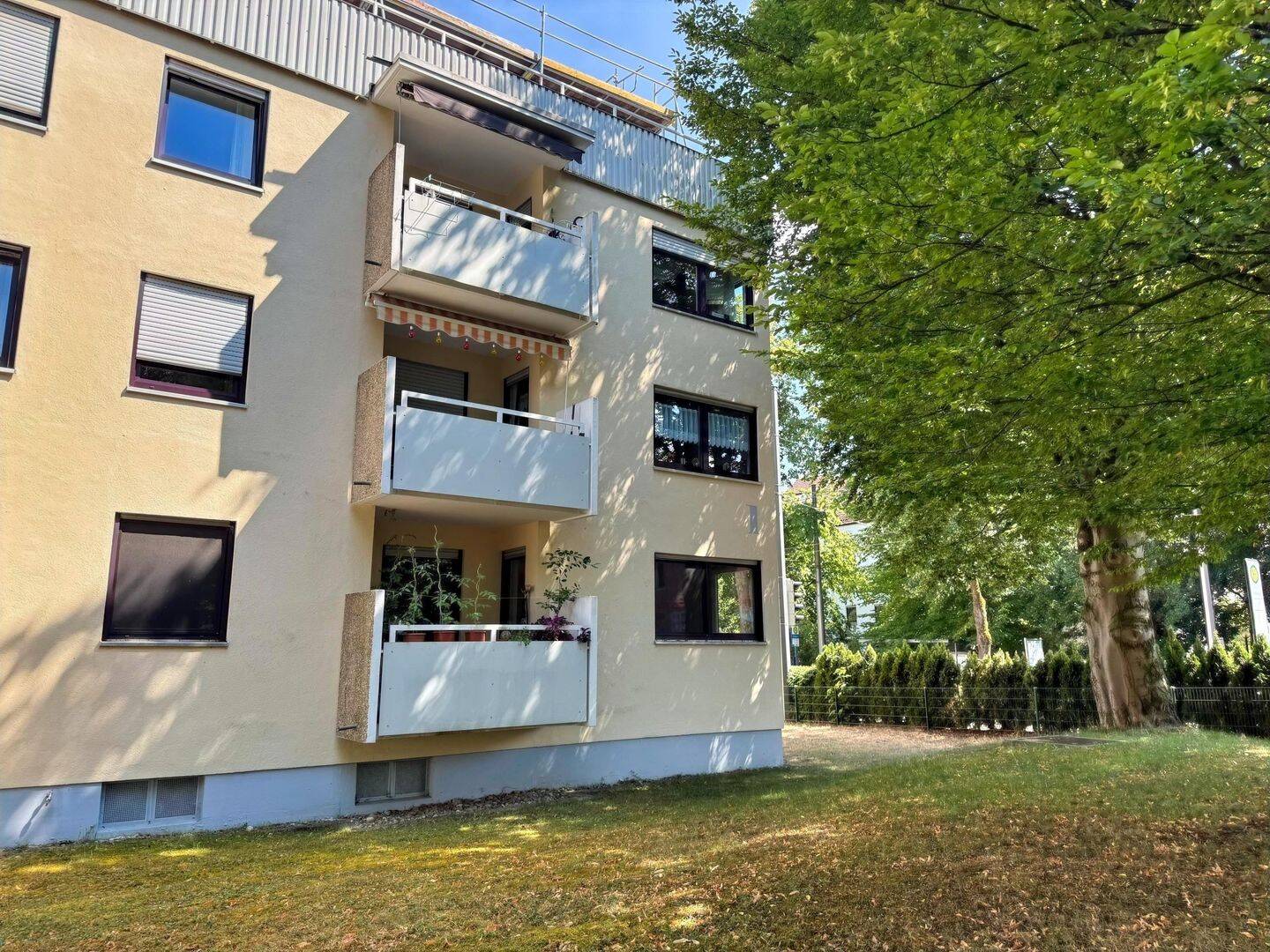 Familienwohnung mit 3 Zimmern und überdachtem Balkon – Sehr zentral in Stadtbergen, 86391 Stadtbergen