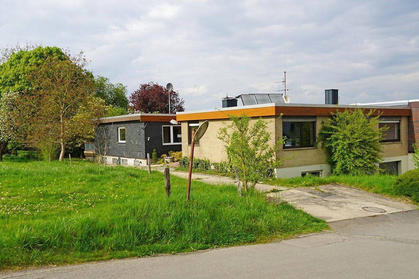 Doppelbungalow mit viel Land und Stallung, 51429 Bergisch Gladbach
