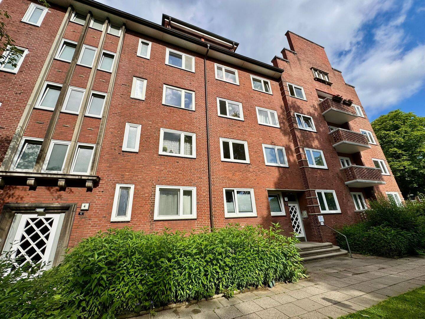 Barmbek-Nord ab sofort: schöne 4-Zimmer-Wohnung mit französischem Balkon und Keller im Dachgeschoss!, 22305 Hamburg (Hamburg-Nord Barmbek-Nord Barmbek-Süd Winterhude)