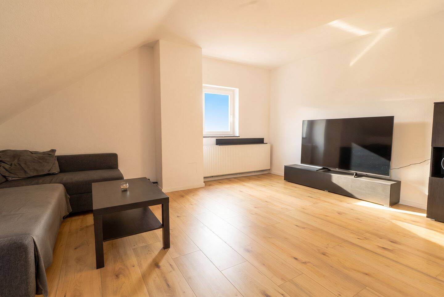 Gemütliche & renovierte Dachgeschosswohnung am Rande der Überseestadt – Gute Lage!, 28217 Bremen (Handelshäfen Steffensweg Utbremen Westend)