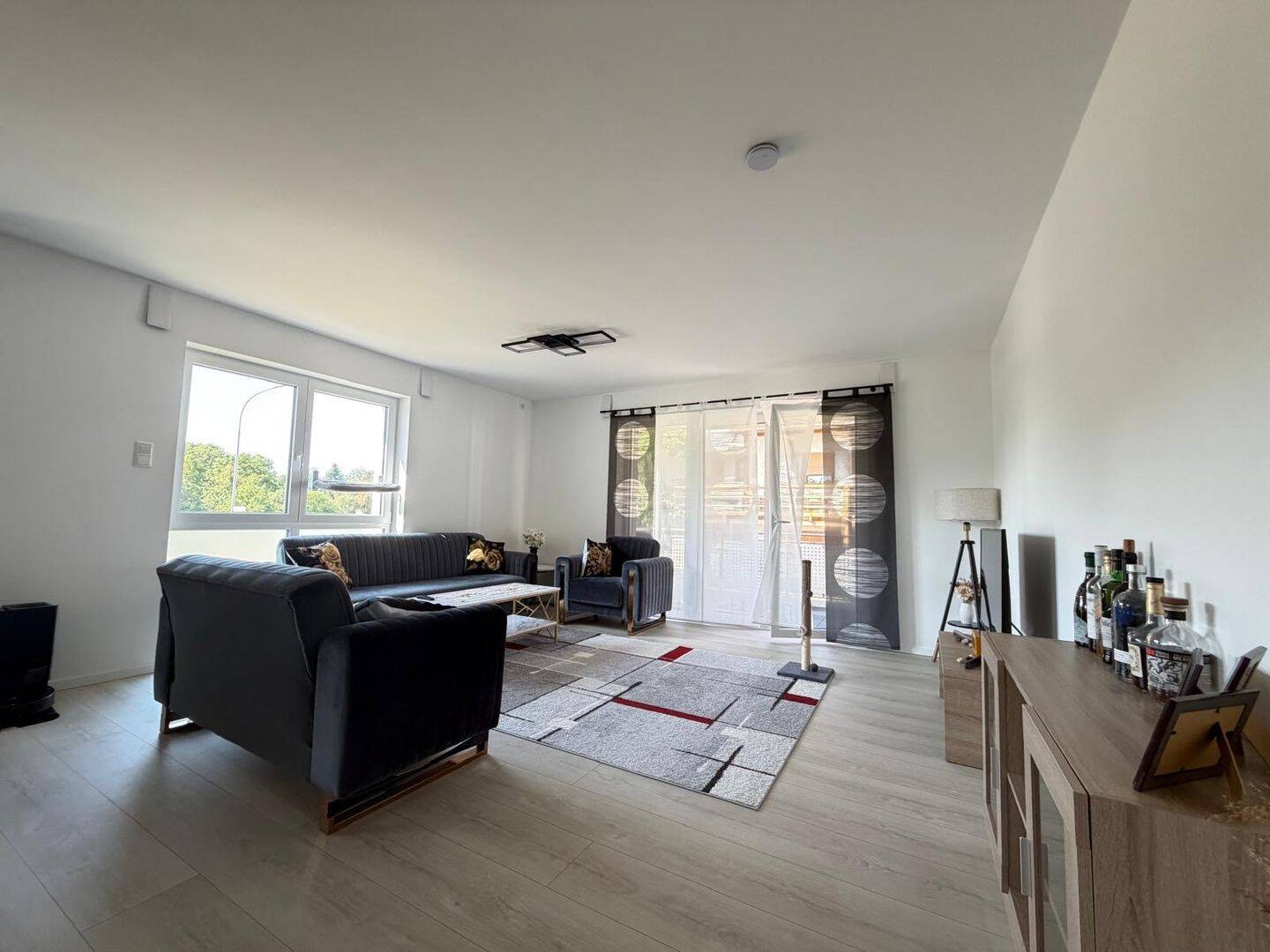 Neuwertiges Wohnen mit Komfort: 3-Zimmer-Wohnung mit Balkon, Bosch-Küche und zwei TG-Stellplätzen, 91560 Heilsbronn