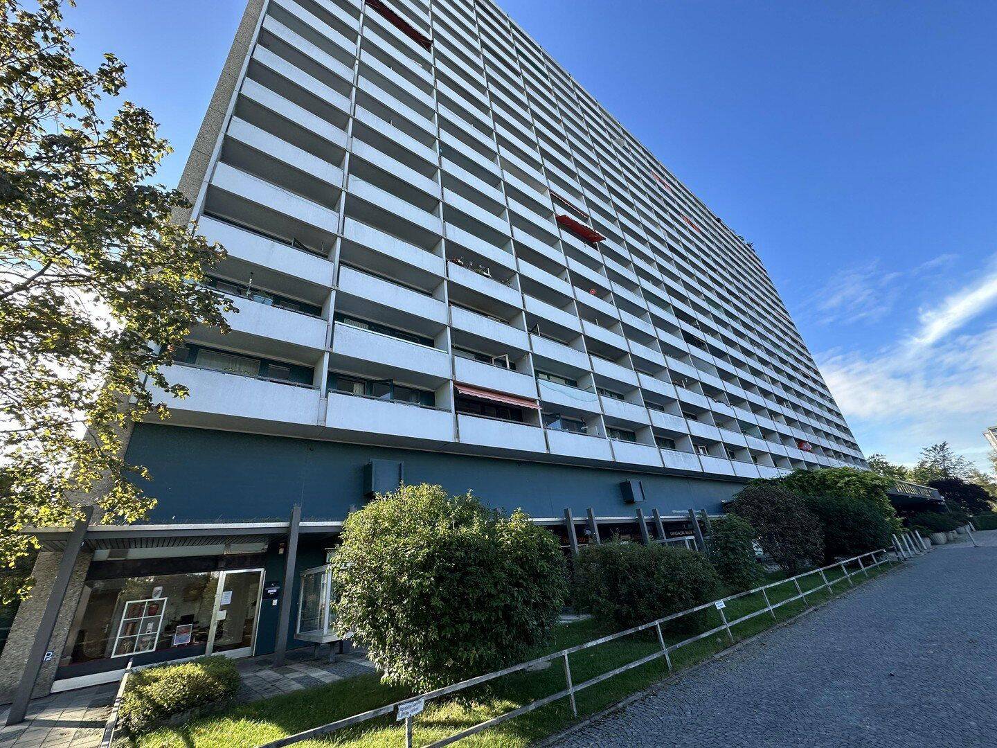 Großes möbliertes 1-Zimmer Apartment mit Balkon in München-Solln ab 01.04.2026 zu vermieten, 81477 München (Thalk. Obersendl.-Forsten-Fürstenr.-Solln)
