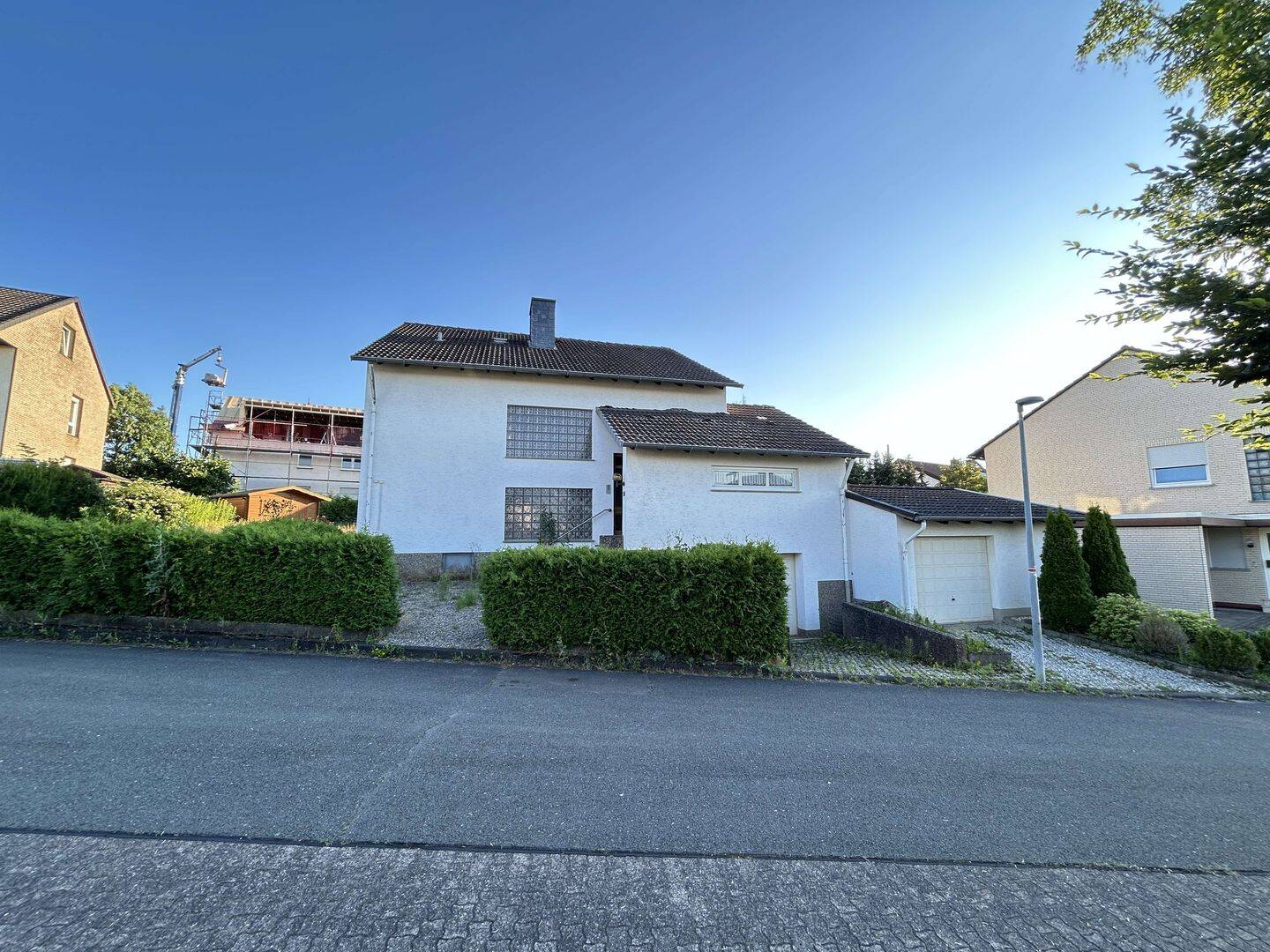 Einfamilienhaus in bevorzugter Wohnlage – viel Platz und zwei Garagen in Warburg, 34414 Warburg
