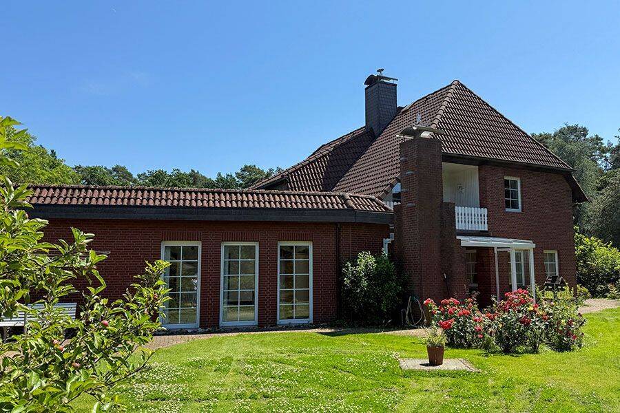 Celle-Westercelle: Hochwertig gebautes Ein-bis Zweifamilienhaus mit Schwimmhalle und Traumgrundstück, 29227 Celle