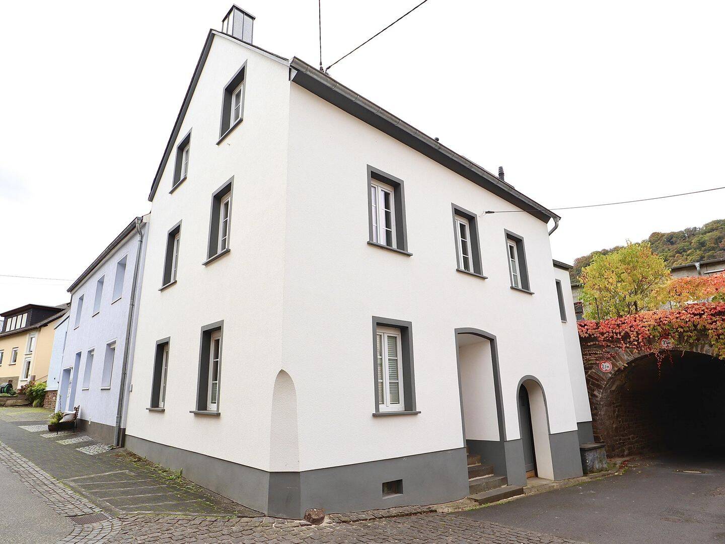 Charmantes, kernsaniertes Reihenendhaus – NEU bei Interesse – mit Carport und Stellplatz –, 56814 Beilstein