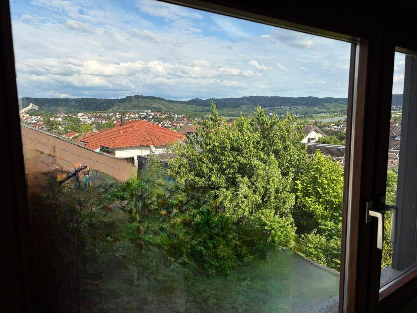 Ruhige 2,5-Zimmer-Dachgeschosswohnung mit Balkon und Weinbergblick in Obersulm-Affaltrach, 74182 Obersulm