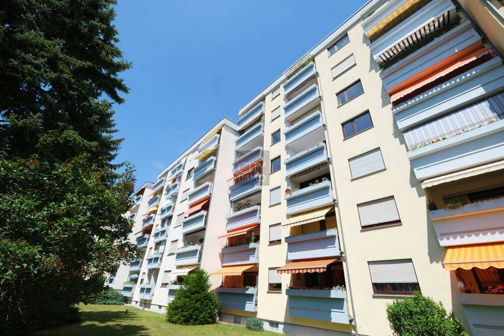 Erstbezug nach Komplettsanierung- Helle Wohnung mit Balkon, Einbauküche, Aufzug und Blick ins Grüne, 90765 Fürth