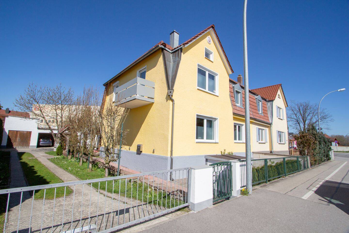 Große Doppelhaushälfte mit 4 Garagen in Landshut, 84030 Landshut (Industriegebiet)