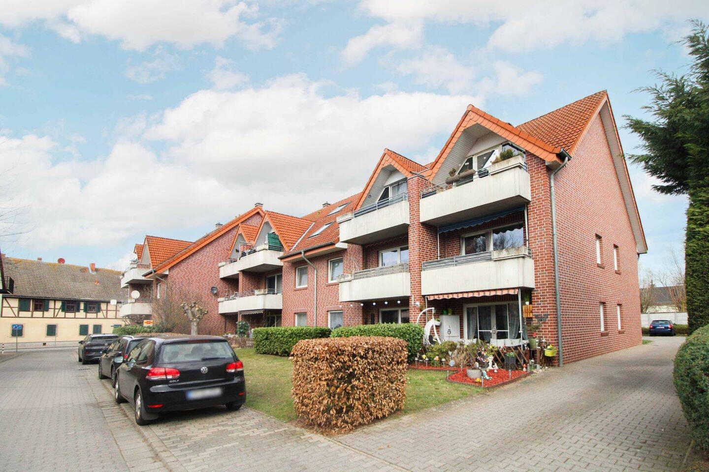 Helle Dachgeschosswohnung mit Balkon und Stellplatz in ruhiger Sackgassenlage, 39179 Barleben