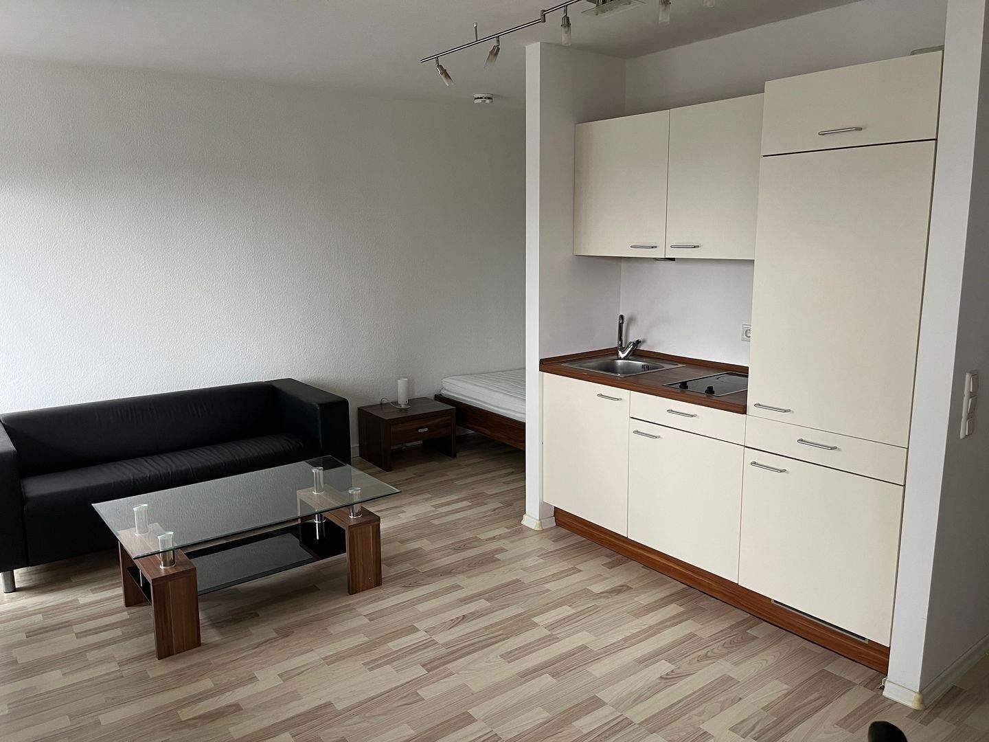 Möbliertes 1 Zi.-Appartement mit Balkon über die komplette Breite der Wohnung – Außenstellplatz oder TG-Stellplatz optional, 90762 Fürth (Innenstadt)