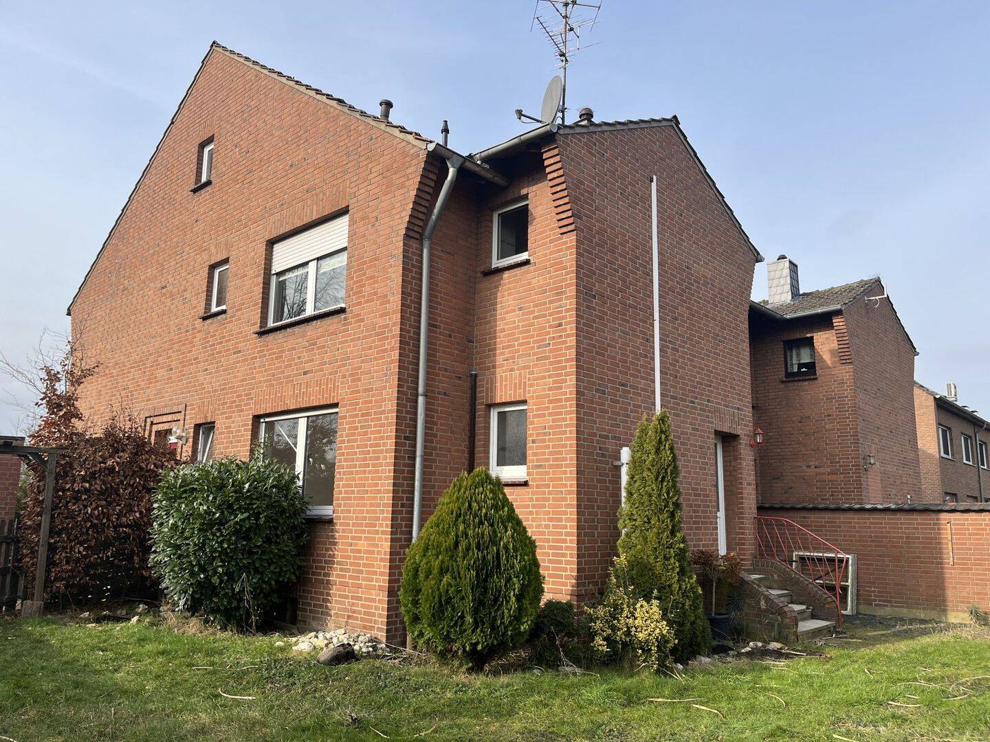 Einladendes Einfamilienhaus mit Einliegerwohnung, Keller, Garage und Garten, 46509 Xanten