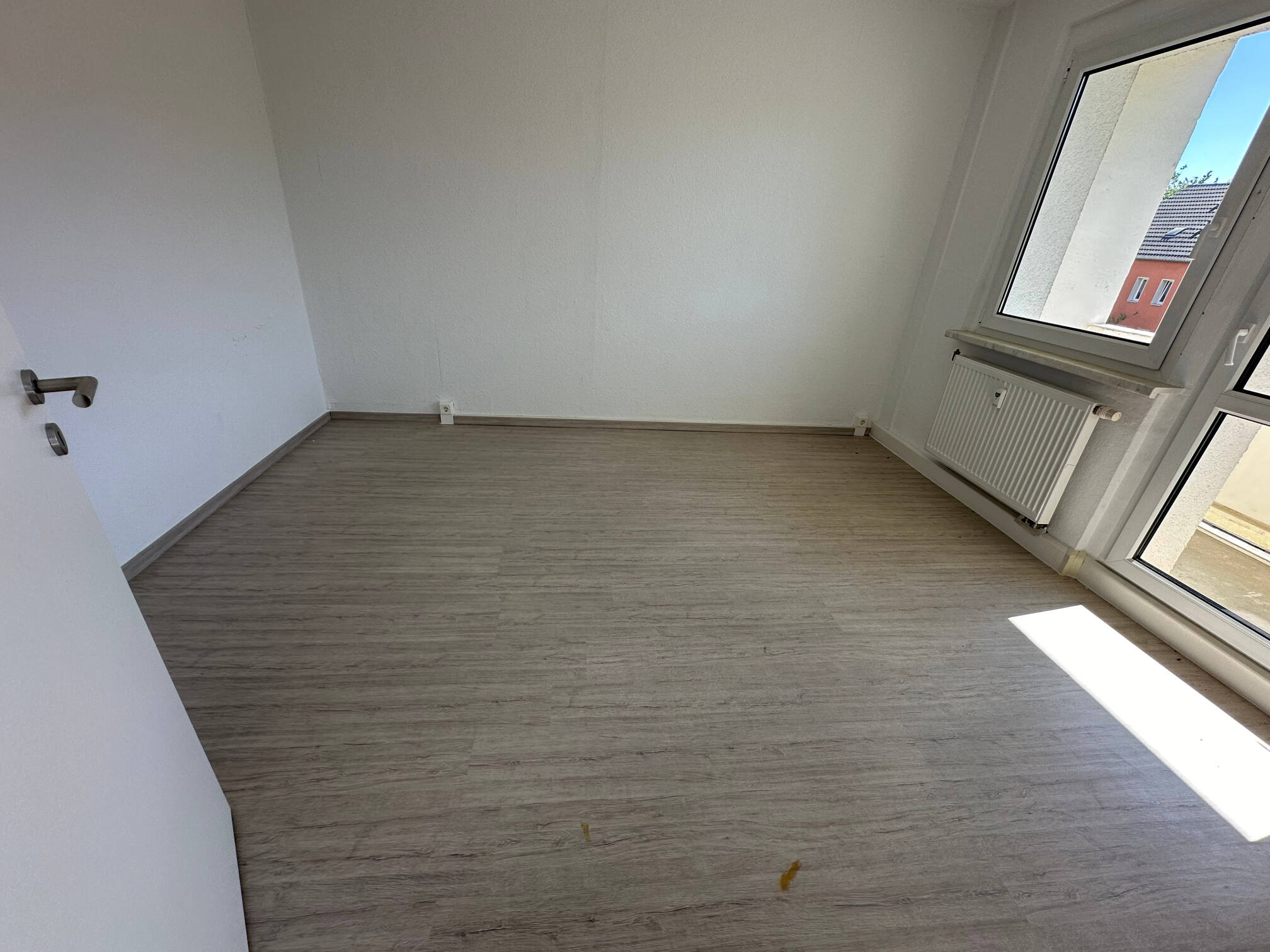 Südbalkon / Laminat / Bad mit Fenster / …in Reichenbrand !, 9117 Chemnitz (Rabenstein Reichenbrand Rottluff Siegmar)