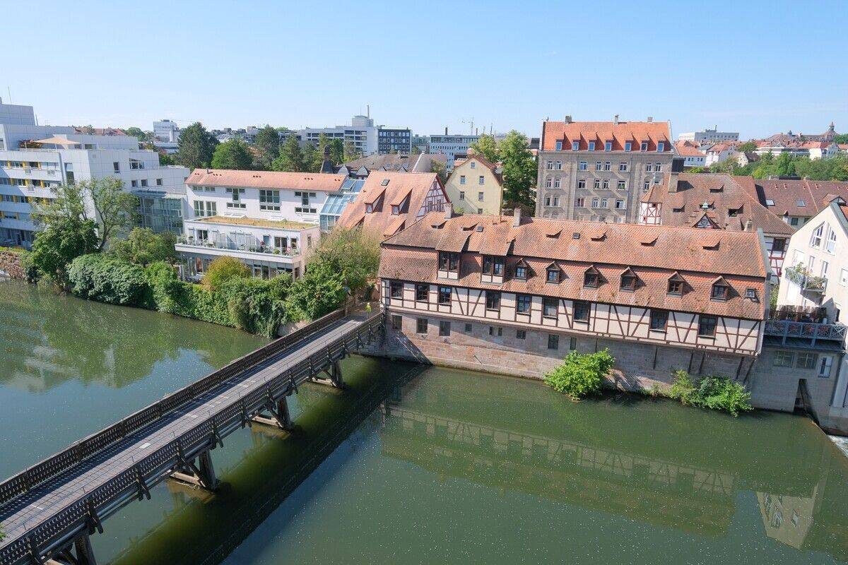 Wohnen mit Weitblick Dachgeschoss-Galeriewohnung an der Pegnitz, Balkon, Patio + 360°-Dachterrasse, 90419 Nürnberg (Kleinweidenmühle Sankt Johannis)