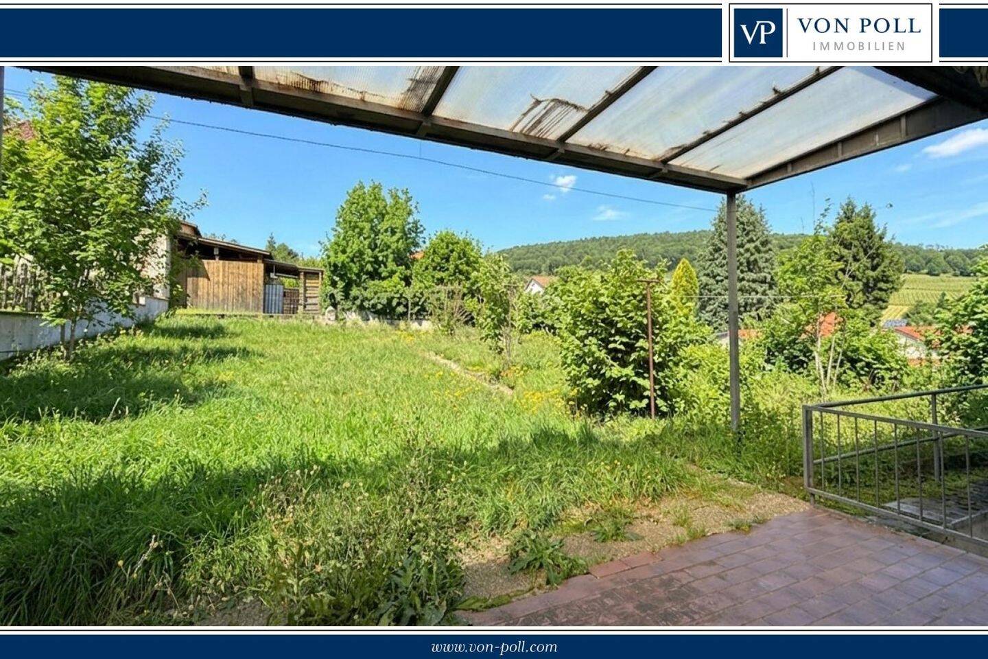 Wohnen mit Aussicht: Gut geschnittener Bungalow mit Garten und zwei Garagen, 76889 Schweigen-Rechtenbach