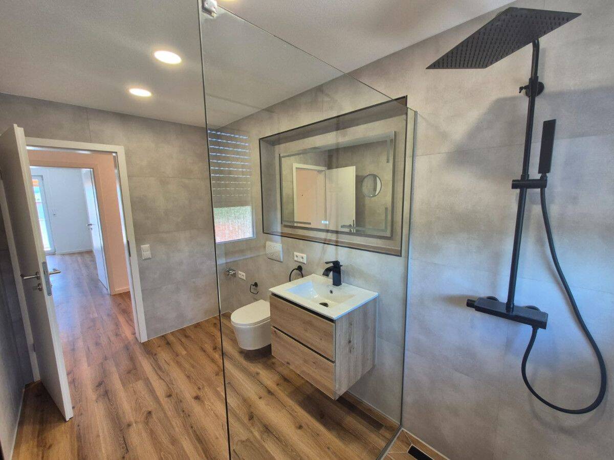 Modernisierte 2-Zimmer-Wohnung mit Balkon und Einzelgarage, 73054 Eislingen/Fils