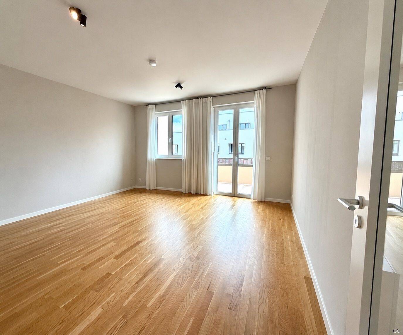 Dachterrasse und Balkon: großzügige 2-Zimmer-Wohnung mit hochwertiger Einbauküche und Aufzug, 10318 Berlin (Treptow-Köpenick)
