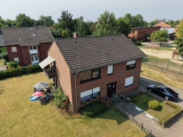 2-Familienhaus mit einer Doppelgarage in einer Wohnsiedlungslage, 49610 Quakenbrück