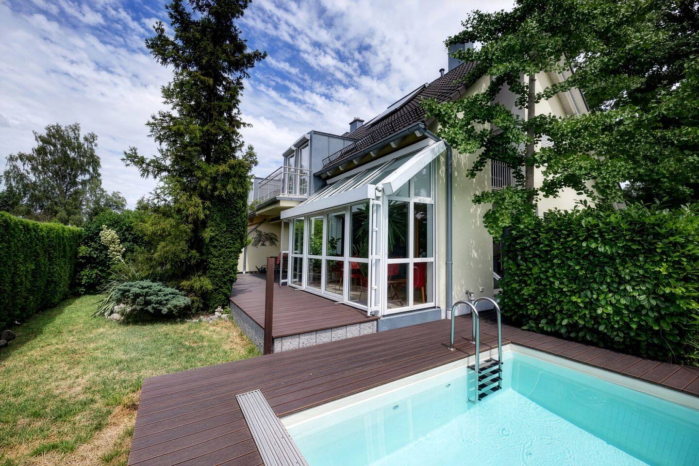 Doppelhaushälfte mit 5 Zimmern, 2 Bädern, Pool und Wintergarten in bevorzugter Lage, 82194 Gröbenzell