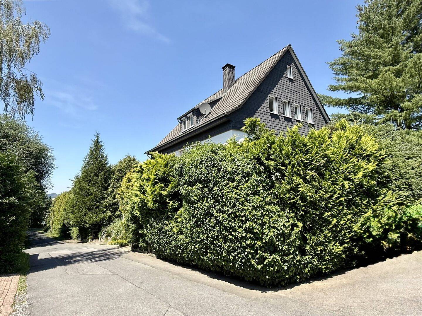 Menden-Brockhausen: Attraktives Dreifamilienhaus in idyllischer Wohnlage mit sehr guter Rendite!, 58708 Menden (Sauerland)