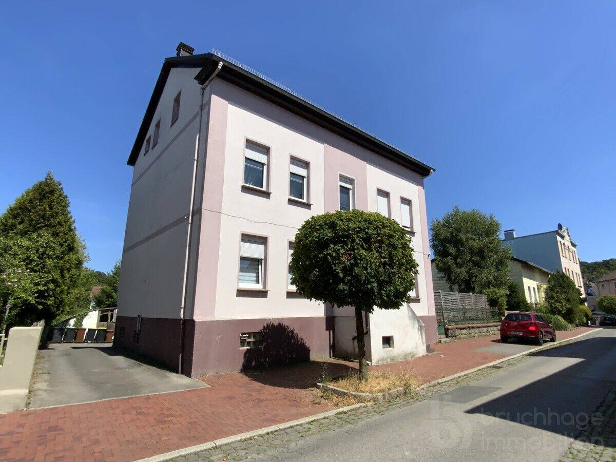 Zweifamilienhaus mit 19 Garagen und vielseitigem Potenzial – jetzt Besichtigung vereinbaren!, 58507 Lüdenscheid