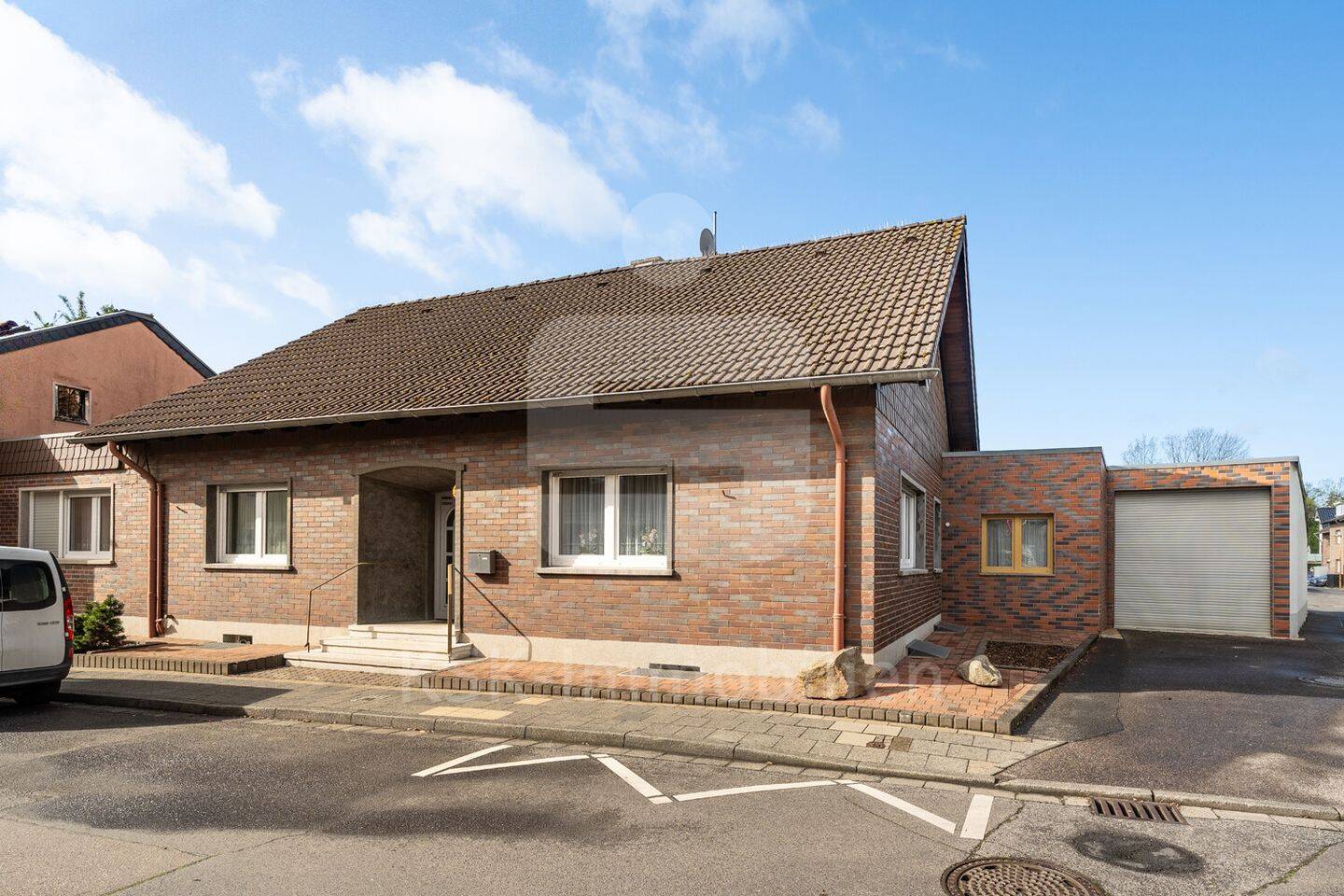Wohnen und Arbeiten mit viel Fläche und 6 Garagen in Bergheim Quadrath-Ichendorf!, 50127 Bergheim