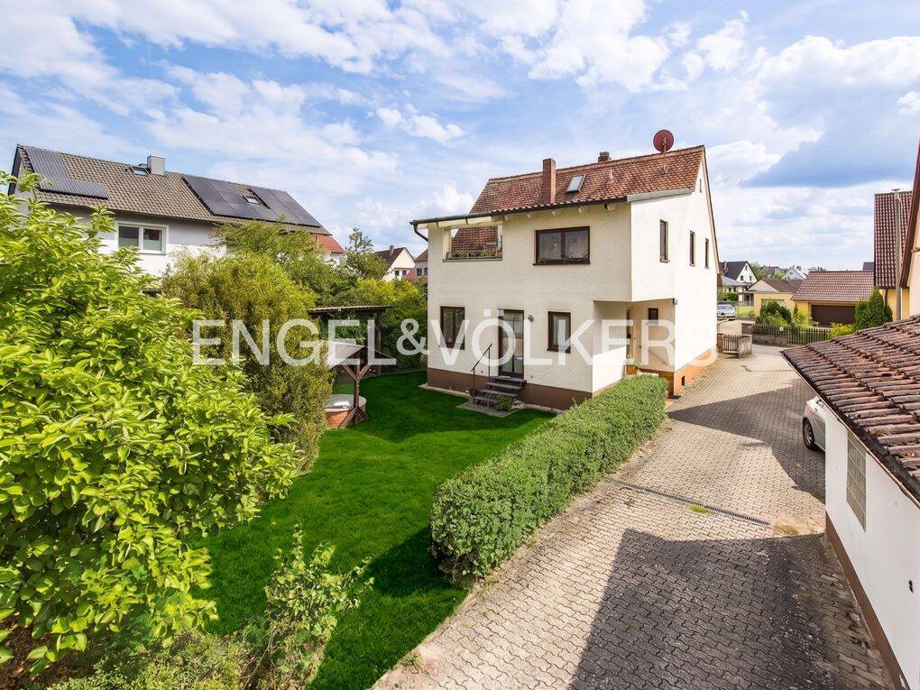 Sanierungsbedürftiges Zweifamilienhaus mit großem Garten, Dachterrassenflair und viel Potenzial für individuelle Wohnträume, 91083 Baiersdorf