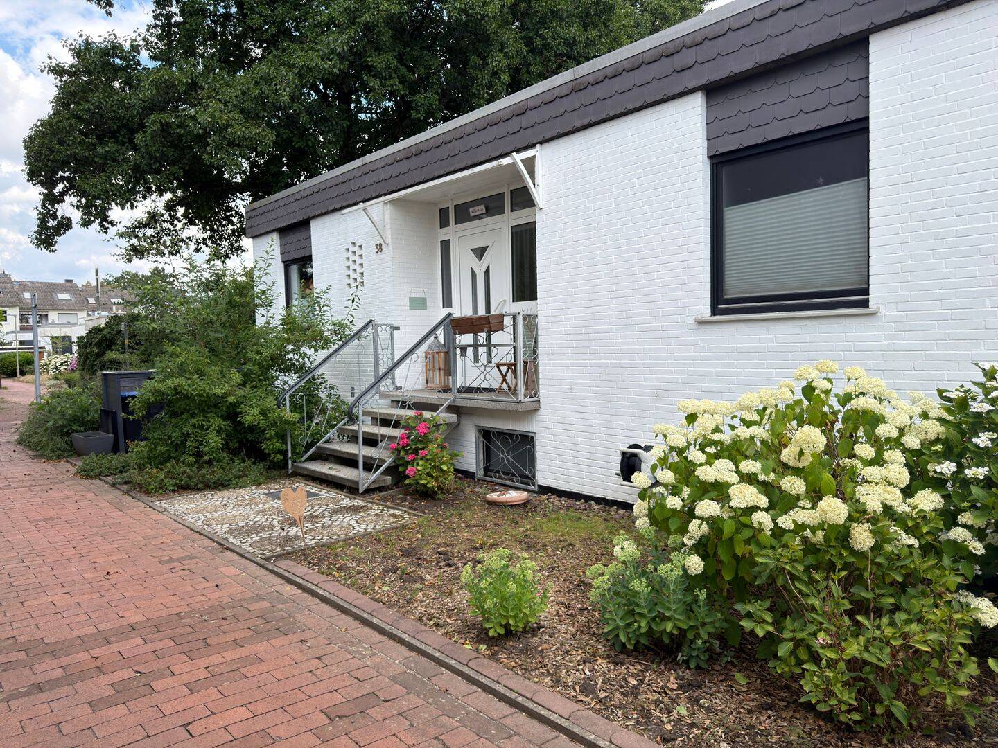 Reihenendbungalow in Gartenhofhaus-Bauweise mit Vollkeller, Garage & geschütztem Garten, 30455 Hannover