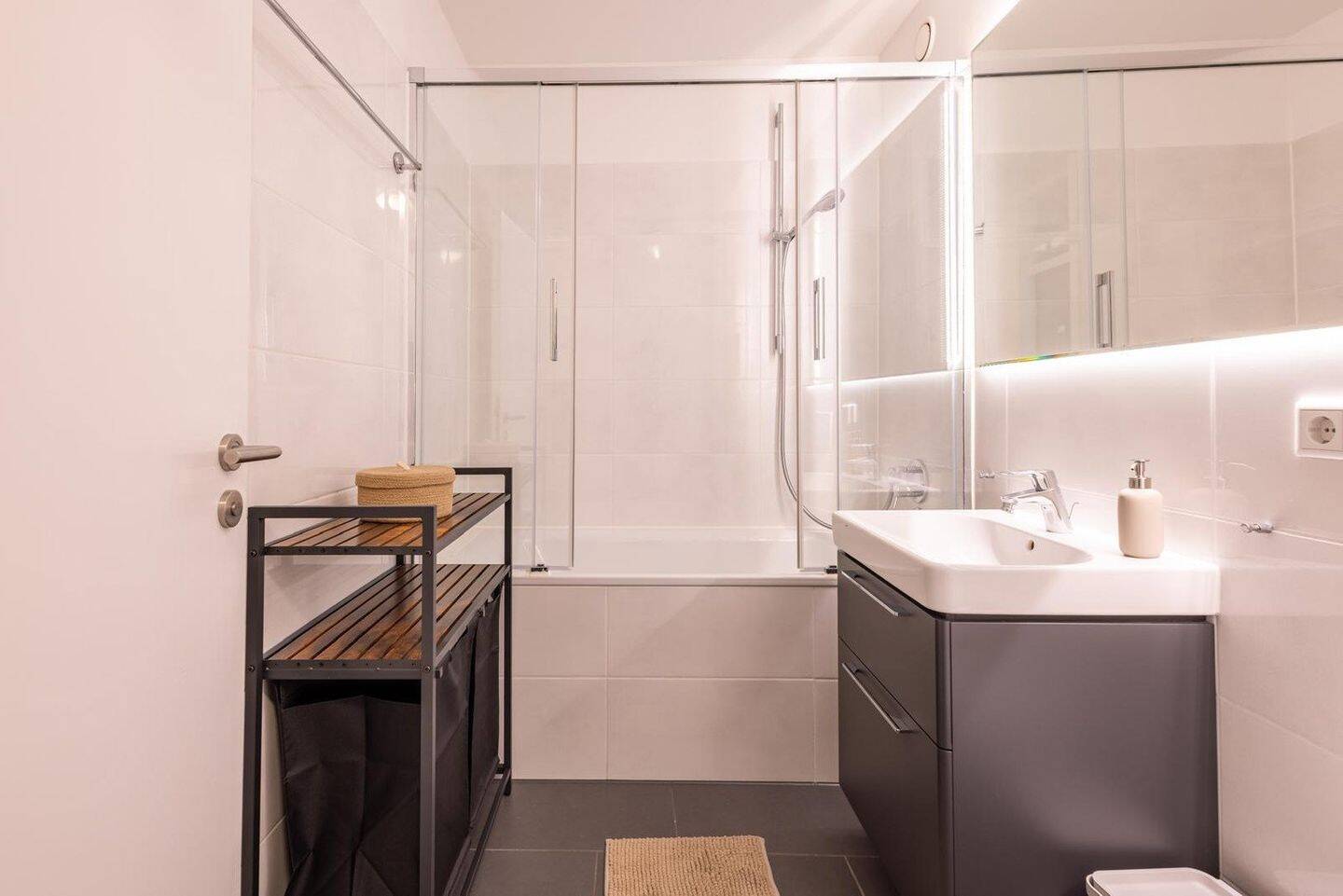 Neu möblierte, ruhige Terrassenwohnung inkl. Schwimmbad im Haus, 80805 München (Schwabing-Freimann)