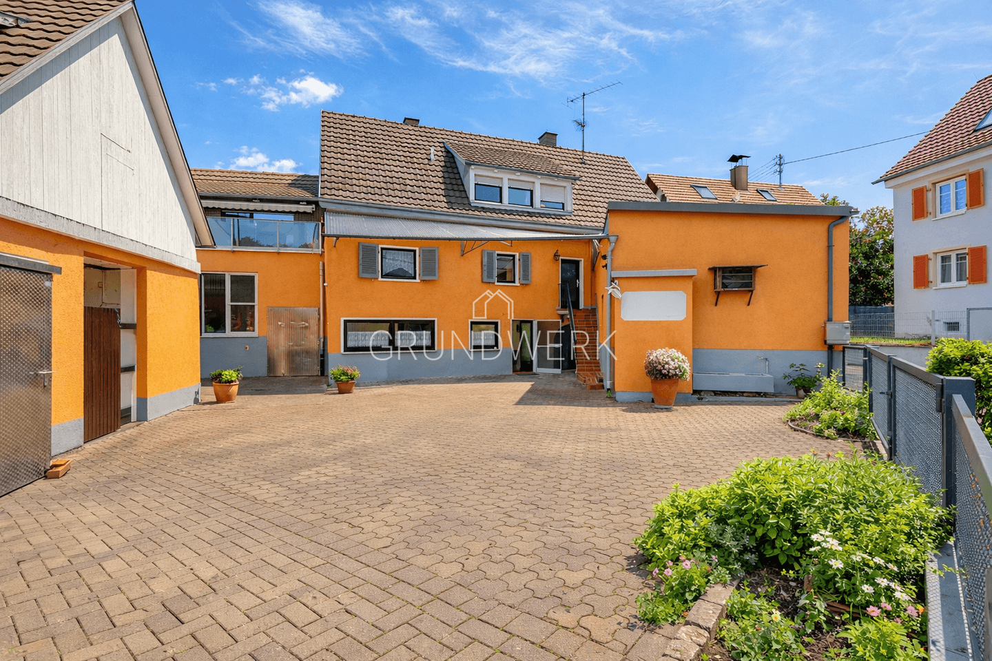 *Reserviert* Vielseitiges Hof-Ensemble mit zwei Wohneinheiten, Dachterrasse, Produktion und Verkauf, 79331 Teningen