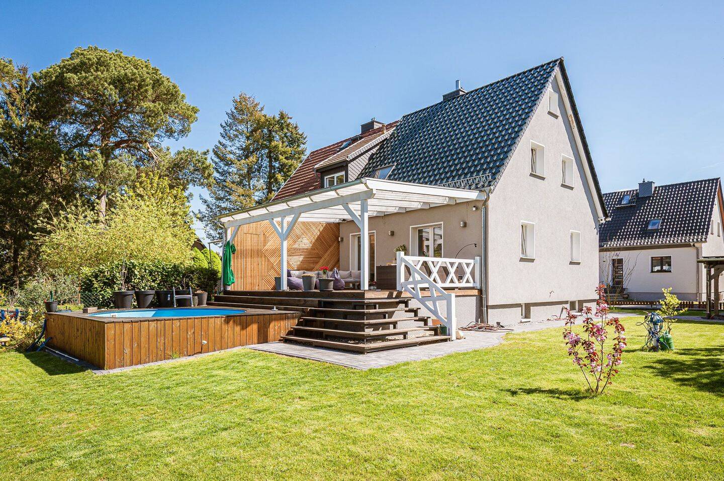 Traumhaft sanierte 4 Zimmer Doppelhaushälfte mit Gartenlandschaft und Pool I 2 Bäder I Sofortbezug, 15827 Blankenfelde-Mahlow