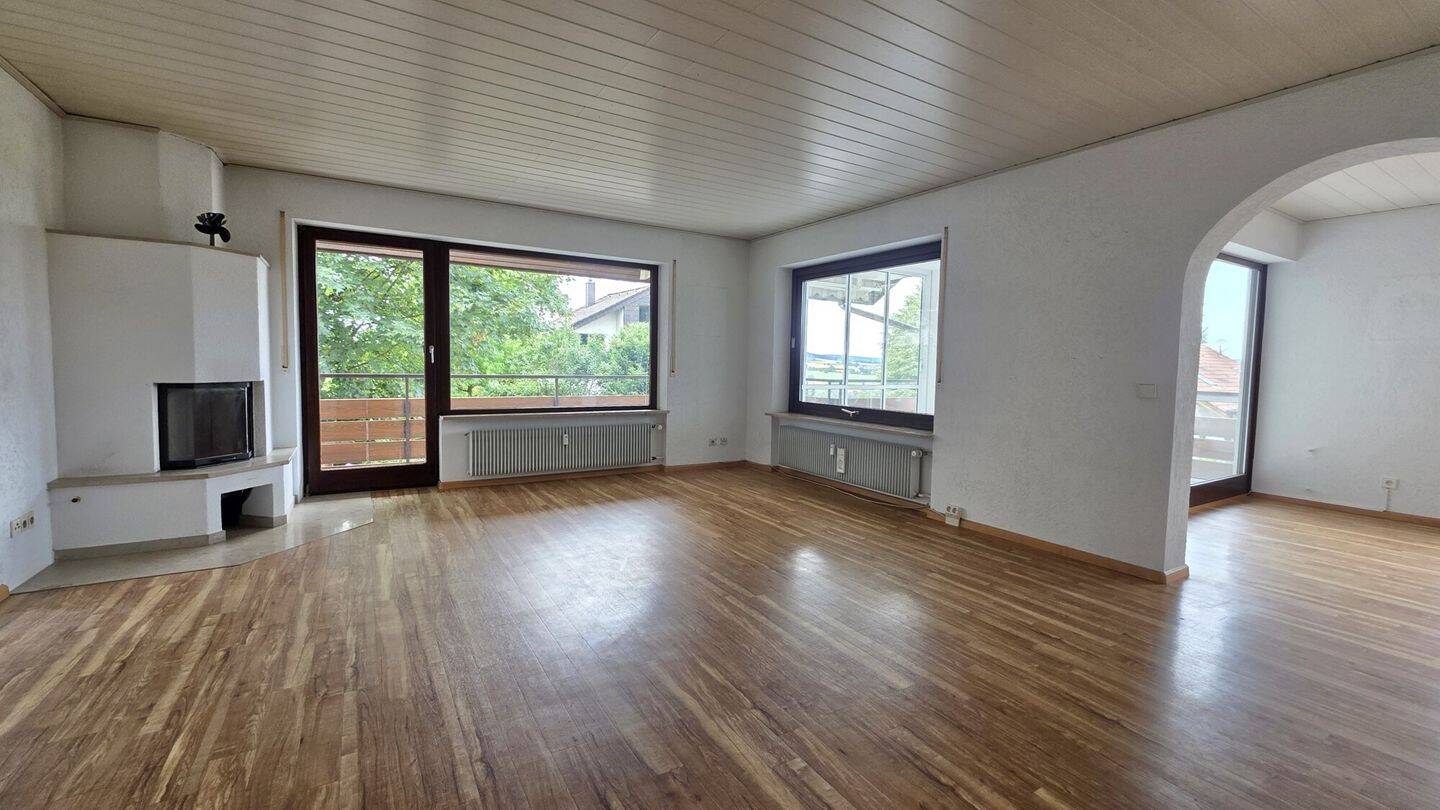 Barrierefreie große 4-Zimmer Wohnung mit Wintergarten, Balkon, Garage u. Stellplätzen in Rümmingen, 79595 Rümmingen