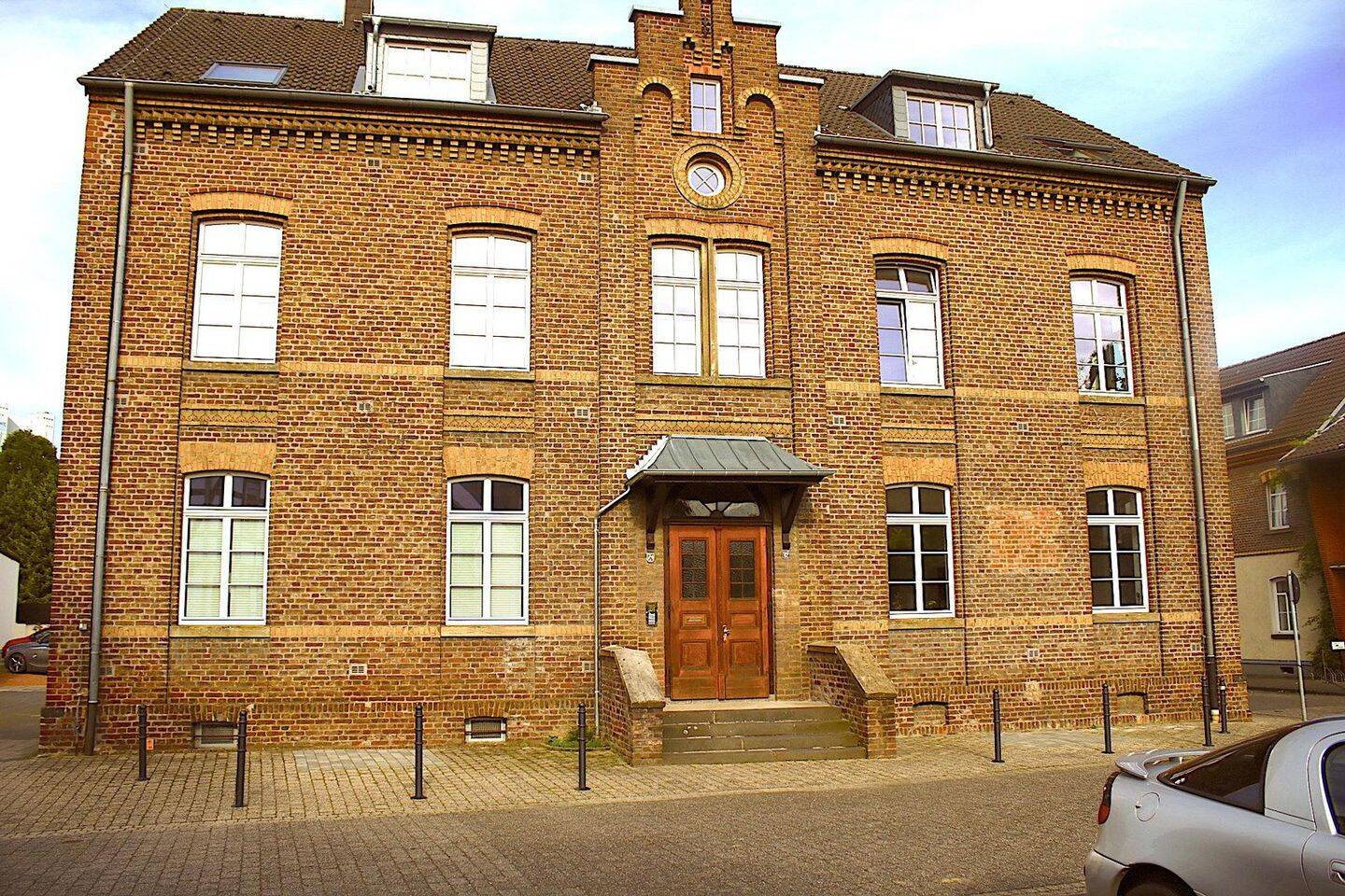 Wohnen im Denkmal: 2-Zimmer-Lehrerwohnung in der AHL SCHULL, 50129 Bergheim