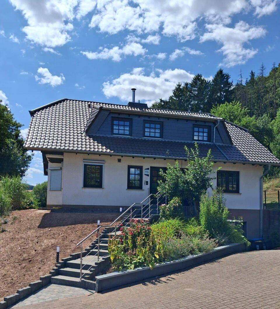 Sehr gepflegtes, großzügiges Ein- bis Zweifamilienhaus auf 2.475 m² Grundstück in ruhiger Wohnlage von Illingen-Wustweiler, 66557 Illingen