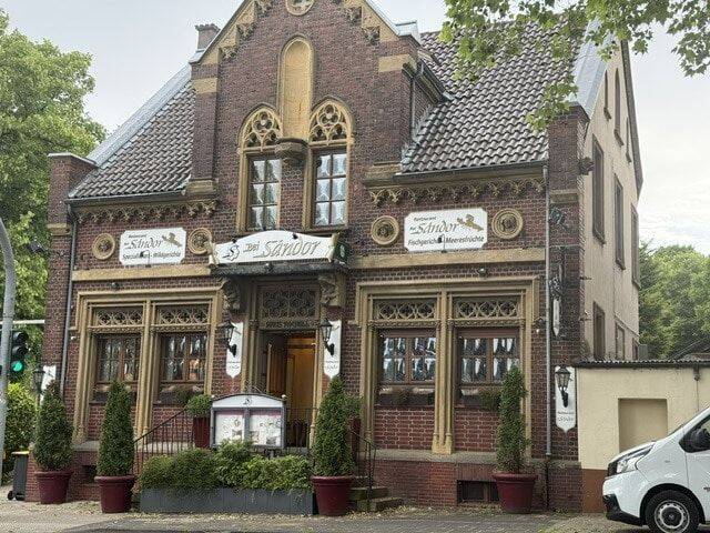 Attraktives Wohn-und Geschäftshaus mit Gaststätte, zwei Wohnungen und weitläufigem Grundstück, 44575 Castrop-Rauxel