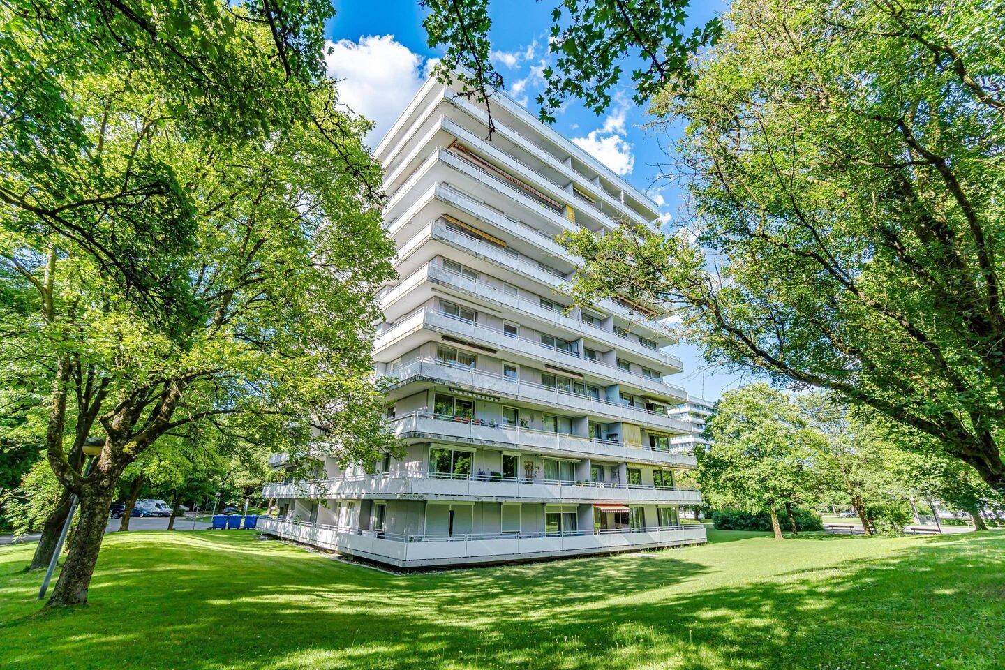Sonniger Balkon! 1,5-Zimmer-Wohnung mit herrlichem Blick ins Grüne -TG-Stellplatz inklusive!, 81735 München (Berg am Laim Ramersdorf-Perlach Trudering-Riem)