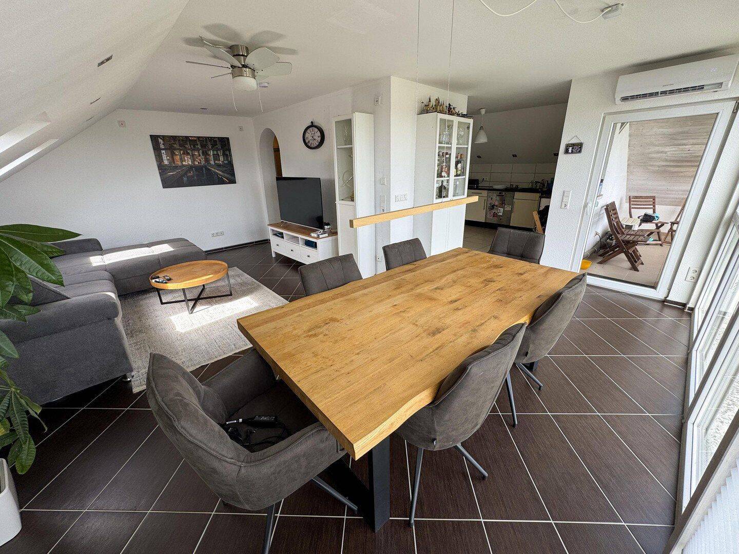 Moderne 4-Zimmer-Dachgeschosswohnung mit Klimaanlage, Whirlpool, Balkon und Carport, 91077 Dormitz