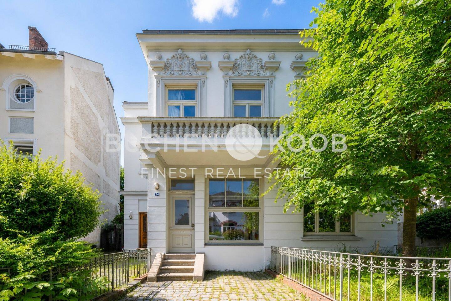 Helle Dachgeschosswohnung mit sonnigem Südbalkon in HH-Blankenese, 22587 Hamburg (Altona)