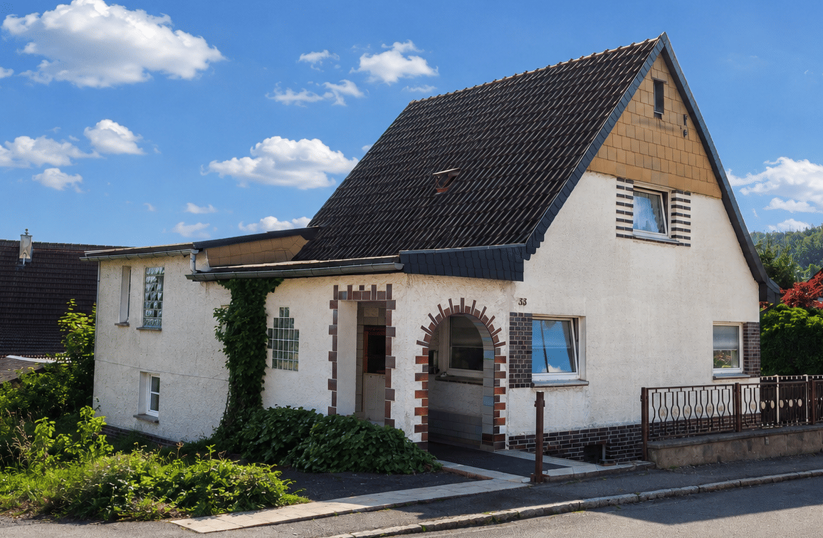 Familienfreundliches Haus mit Anbau, großem Garten, Garage und Quelle-/Teichbereich in Sonneberg-Steinbach, 96515 Sonneberg