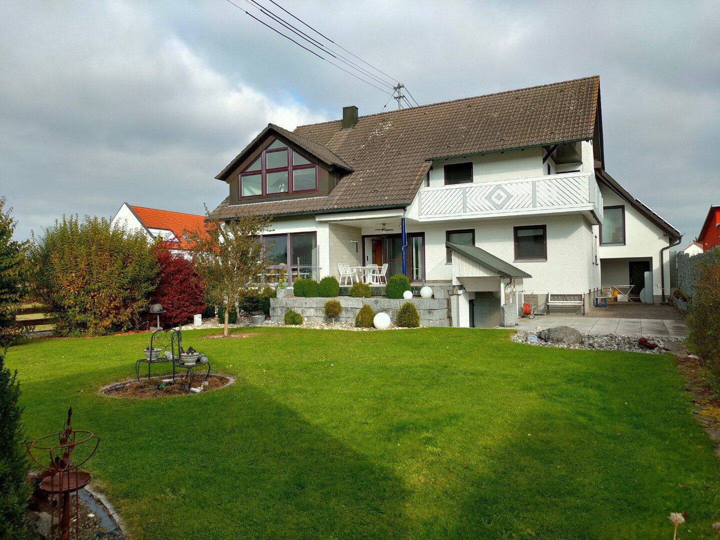 Gepflegte Wohnung im Zweifamilienhaus mit 5 Zimmern sowie Terrasse, Einbauküche und neuem Bad, 89291 Holzheim