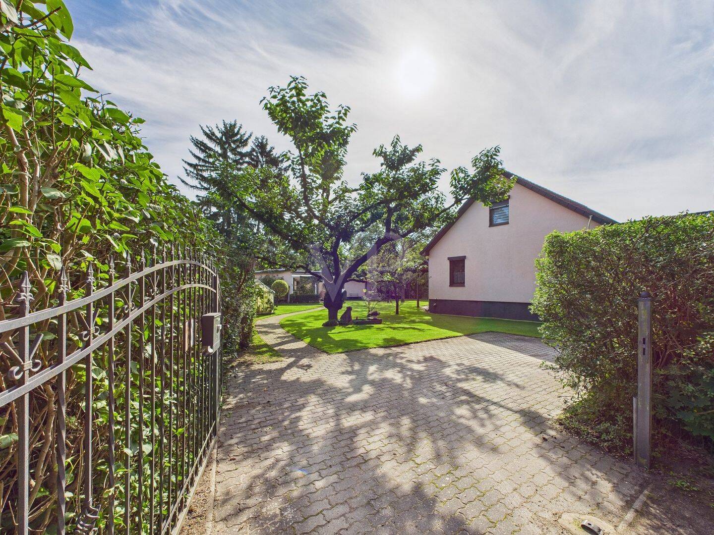 Energieeffizientes, unterkellertes Einfamilienhaus im Grünen mit vermietetem Nebengelass, 15746 Groß Köris