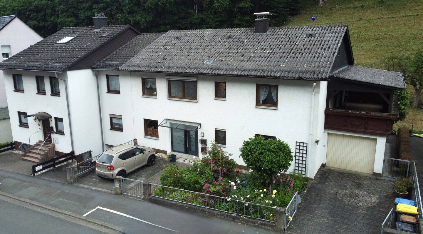 Familienfreundliches Einfamilienhaus mit separater Einliegerwohnung, Balkon und Garage, 35683 Dillenburg