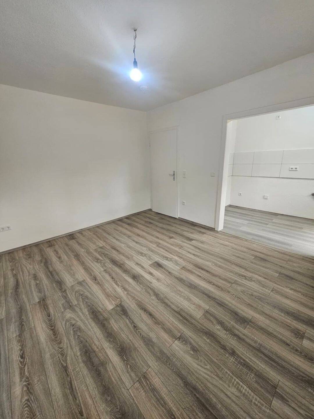 Komplett sanierte 2 Zimmer Wohnung mit Balkon zu vermieten, 47167 Duisburg (Marxloh Neumühl Obermarxloh Röttgersbach)