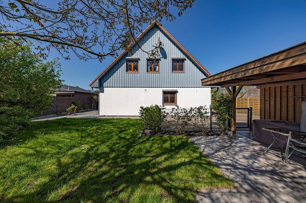 Landhauscharme trifft Moderne | Liebevoll modernisierte Doppelhaushälfte, 25764 Schülp