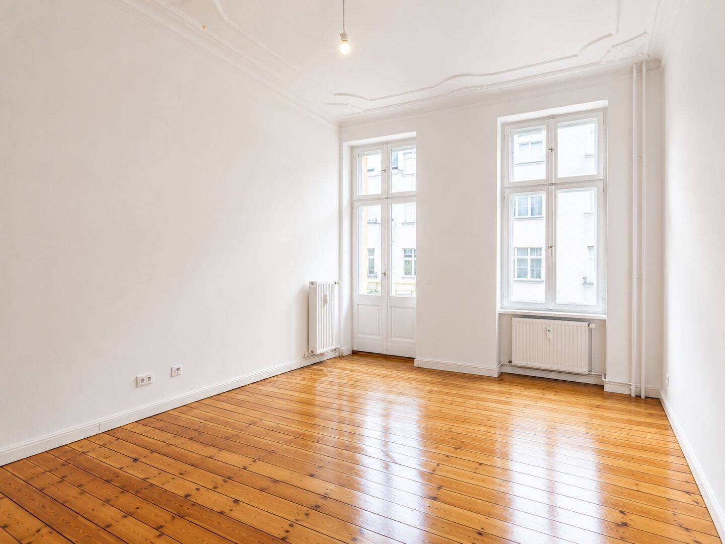 Stilvoll sanierte 2-Zi.-Altbauwohnung mit Balkon, Aufzug & Stuck in ruhiger Nebenstraße – 13347 Berlin – Bild 1 von 4
