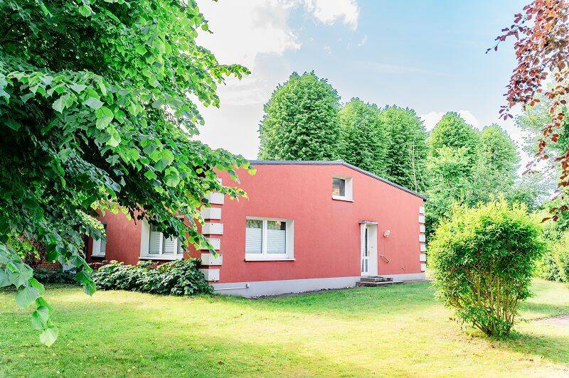Im Jahr 1967 gebaut, heute optimiert – Ein Zuhause im Bungalow Stil mit großem Grundstück mitten in Sörup, 24966 Sörup